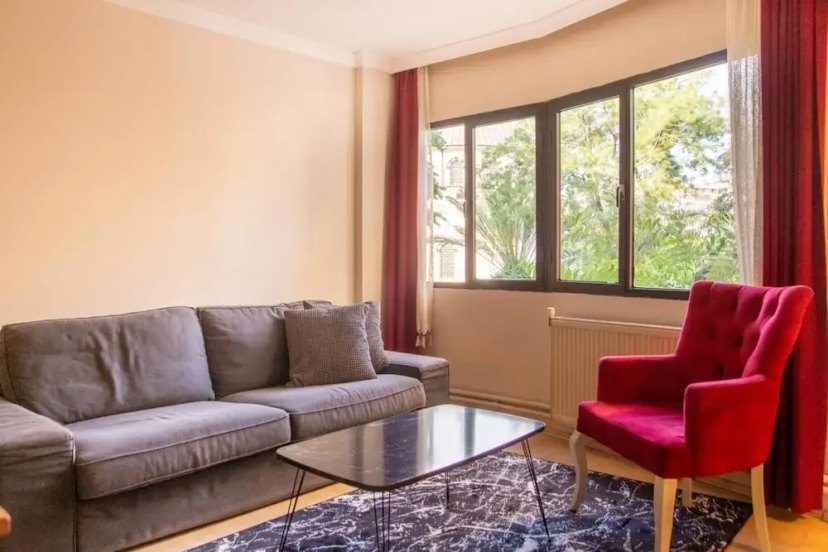 Pleasant and Central Flat With Balcony in Alsancak — забронировать отель в Измире