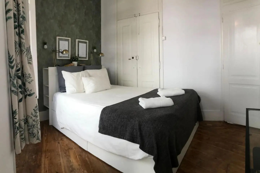 Principe Real - 3 Bedroom Apartment with Terrace — отель с удобствами в Лиссабоне
