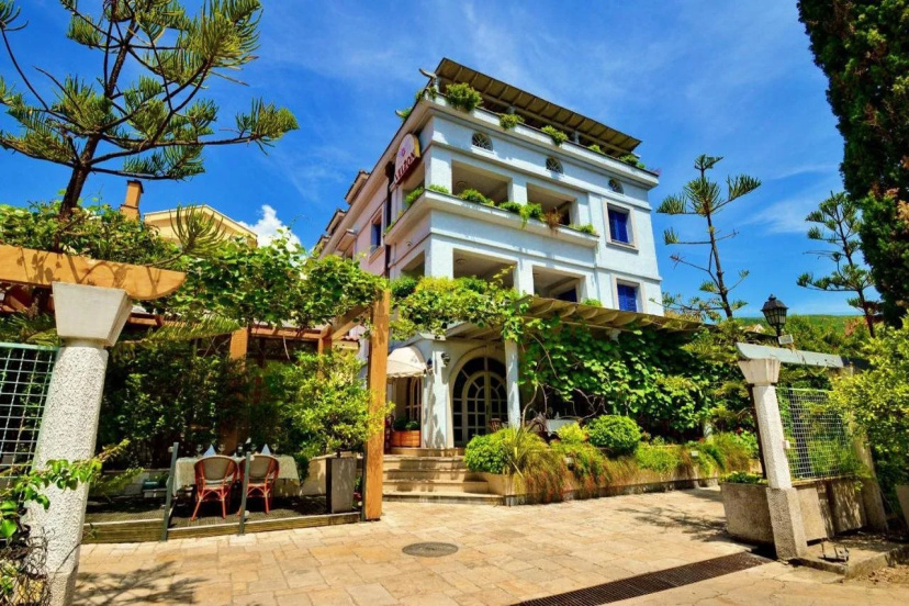Guesthouse Velzon Mainski Put — отель с удобным расположением в Будва