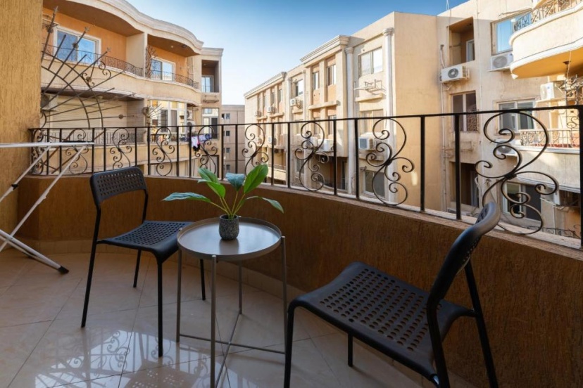 Distinct & Decent 2 BDR Apt. Steps From Nightlife and Airport — отель с удобствами в Каире