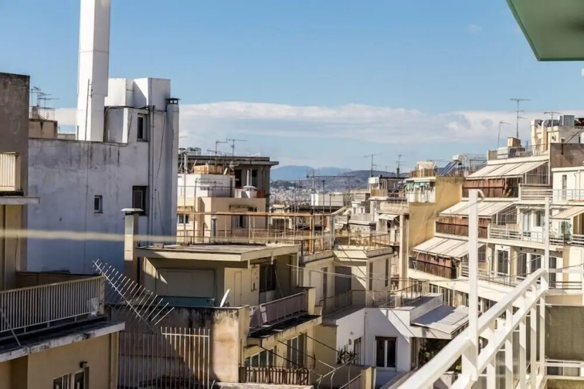 Central apartment with 5 bedrooms near the metro — комфортный отель в Афины