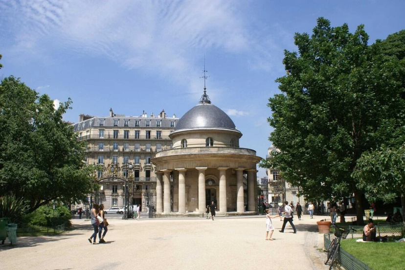 Chic Apartment Near the Champs-elysées — отель с удобным расположением в Париже