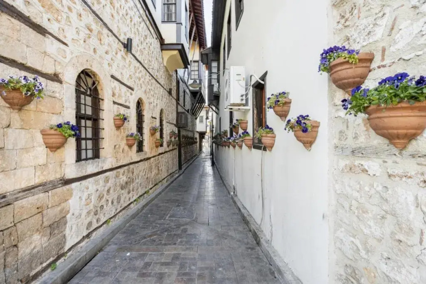 Delightful Flat Near Hadrian s Gate — отель с удобствами в Анталье
