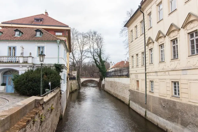 Hroznova Apartment Charles Bridge II — комфортный отель в Праге