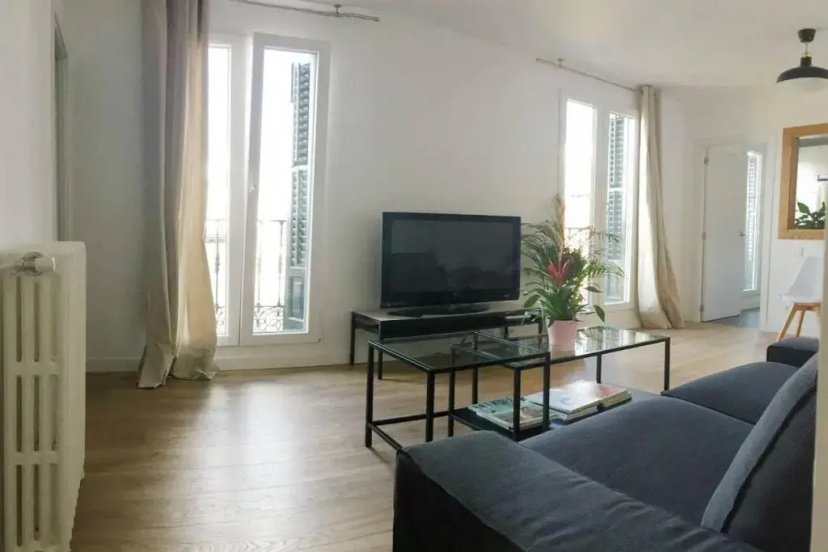 Charming and bright apartment — отель с удобствами в Мадриде