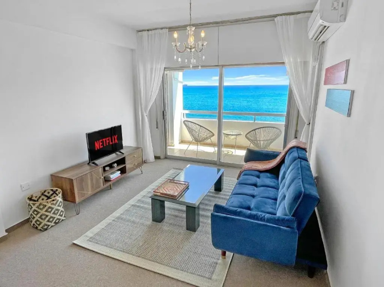 2BR SEAFRONT Apt in city center close to the beach — забронировать отель в Ларнака