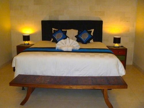 Цены на Waterlily Suites Sanur Villa в Денпасар