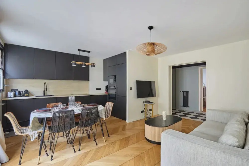Цены на Superb Apartement Tour Eiffel Invalides в Париже