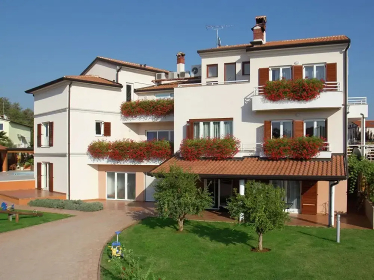 Apartment with Shared Pool, Terrace, A/C And Wifi 800 M From the Beach - Apartment in Porec - Photo 1