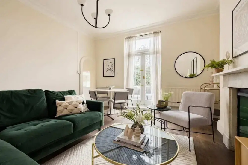 The Notting Hill Base - Charming 2bdr With Balcony — отель с удобствами в Лондоне