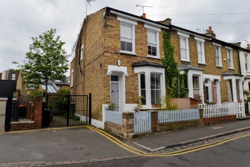 3 Bedroom House In Heart Of Stoke Newington — отель с удобным расположением в Лондоне