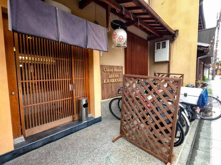 Guest House Hanakanzashi — отель с удобным расположением в Киото