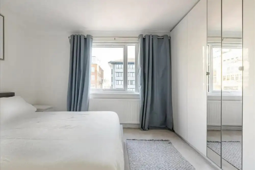 Spacious 1 bed Apartment With Parking & Balcony! — отель с удобным расположением в Лондоне