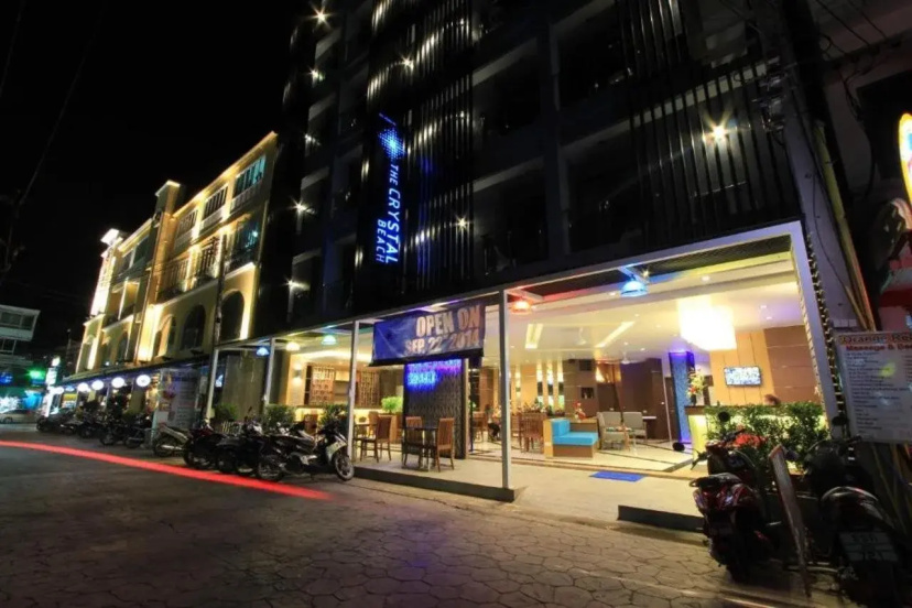 The Crystal Beach Hotel — отель с удобным расположением в Патонг