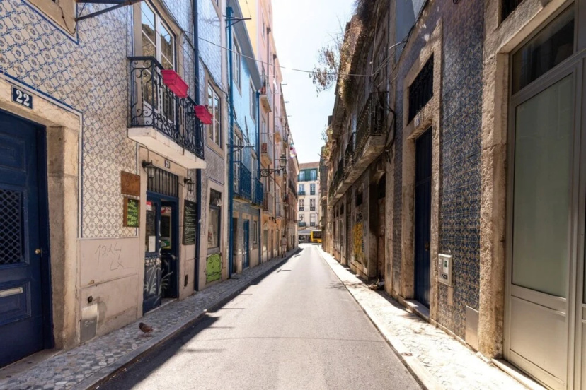 Цены на New Apartment With Easy Access in Traditional Area of Lisbon в Лиссабоне