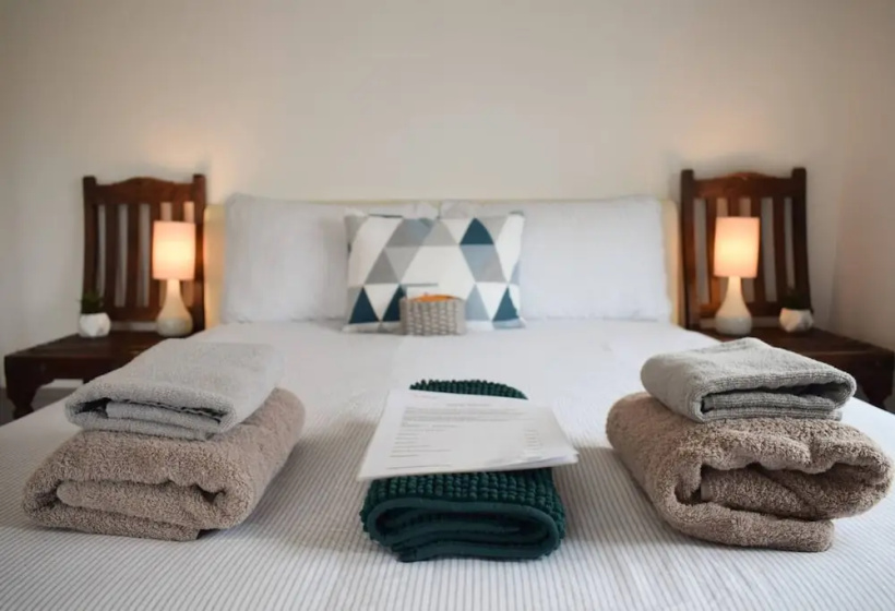 The Twickenham Apartment Near Strawberry Hill — забронировать отель в Лондоне