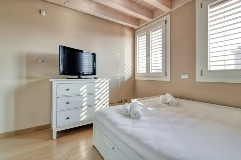 Elegant apt with parking and balcony — отель с удобствами в Милане
