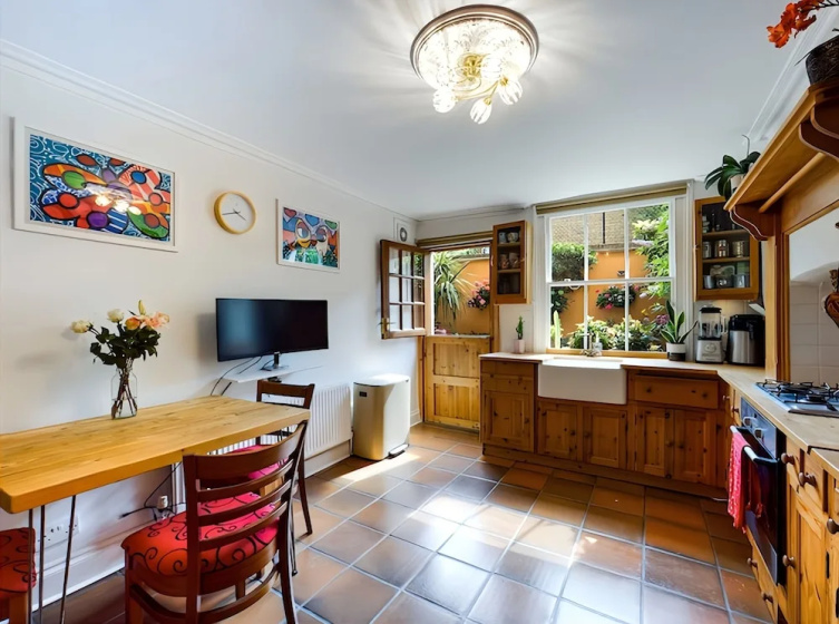 The Clapham Apartment With Private Patio — отель с удобствами в Лондоне