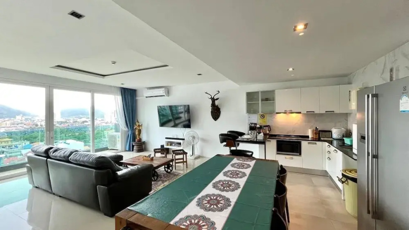 Emerald 702 - Triplex Penthouse With Stunning View — отель с удобствами в Патонг