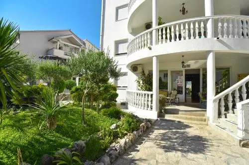 Apartments Adok — отель с удобным расположением в Будва