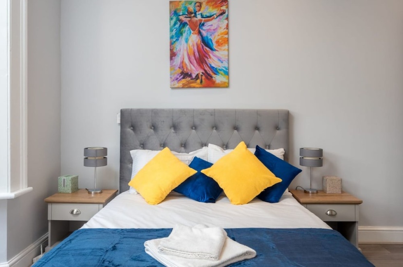Luxurious 2 Bedroom serviced apartment — отель с удобным расположением в Лондоне