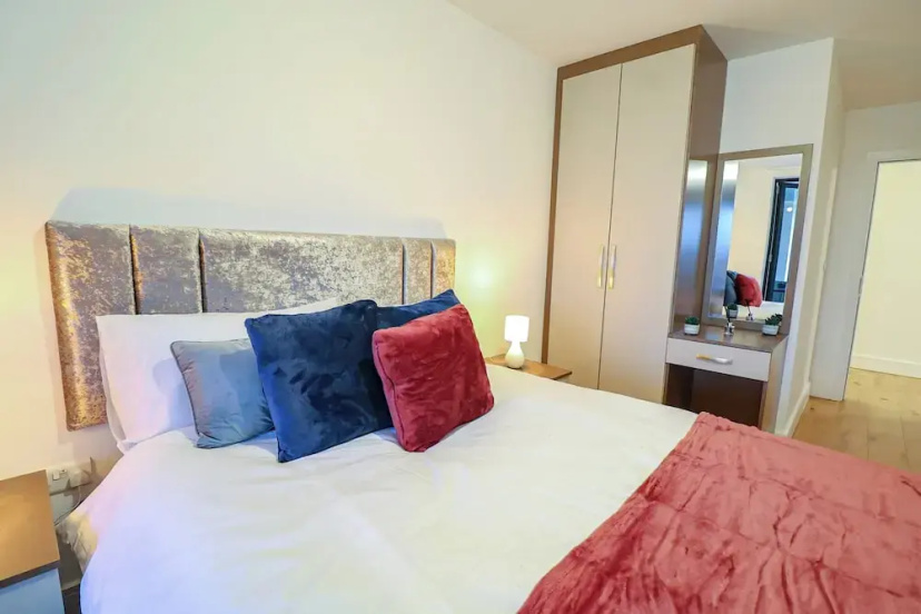 Meadow Lodge - 2 Bedroom Apartments — забронировать отель в Лондоне