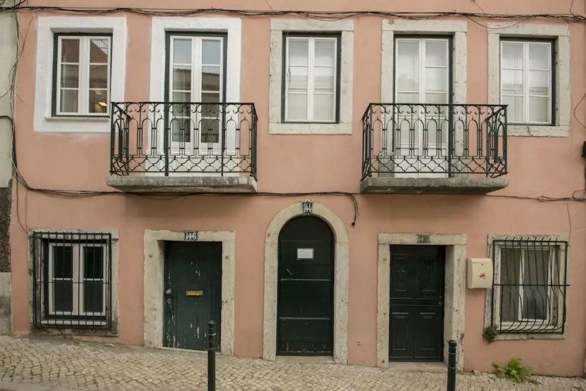 Designer Apartment in one of Lisbon's Trendiest Quarters — отель с удобствами в Лиссабоне