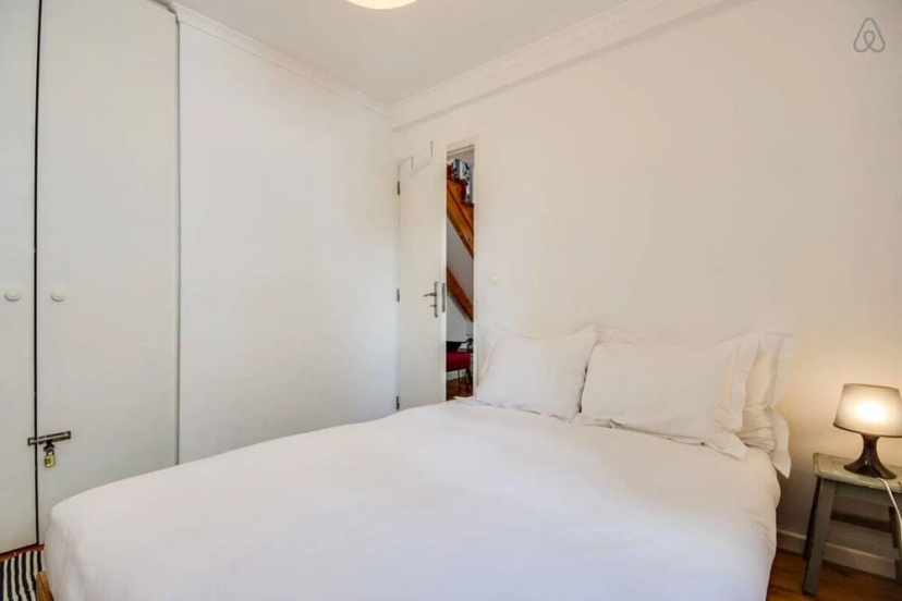 Charming, Light-filled Loft Apartment in Alfama — забронировать отель в Лиссабоне