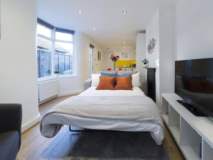 Charming Tower Bridge Apartment — отель с удобным расположением в Лондоне