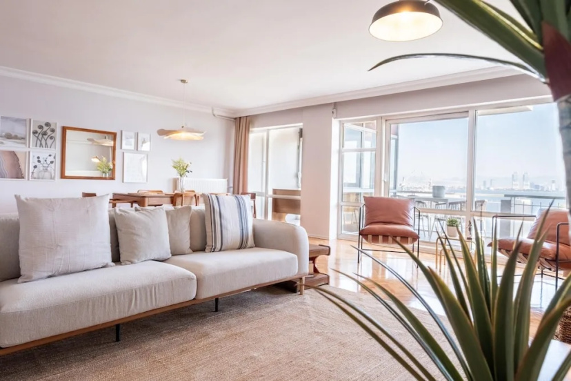 Sleek Flat With Sea View Balcony 2 min to Coast — забронировать отель в Измире