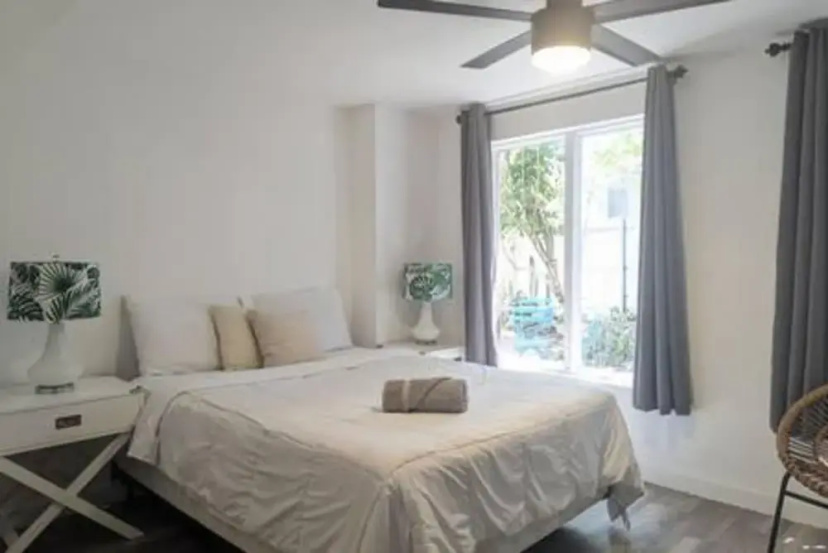 Pool Parking 2 Bedroom Retreat Sleeps 5 — отель с удобствами в Майами