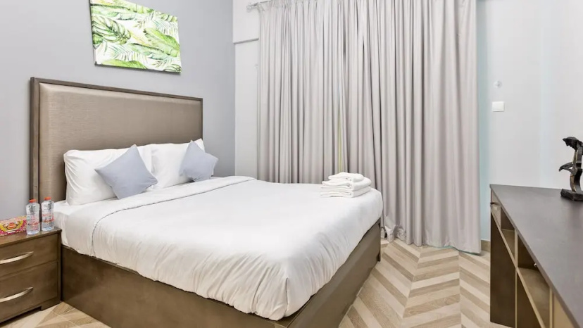 Luxury StayCation - Elegant 1BR Apartment in the Heart of Dubai — отель с удобствами в Дубае