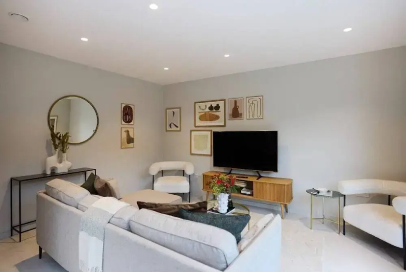 The Letchford Garden Mews - Elegant 2bdr House With Garden & Patio — отель с удобствами в Лондоне