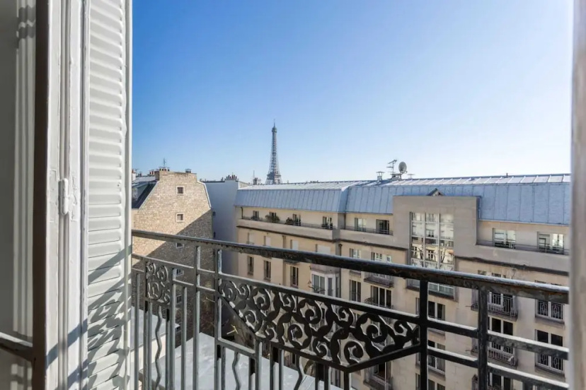 Designer Apartment - Eiffel Tower View! — отель с удобствами в Париже