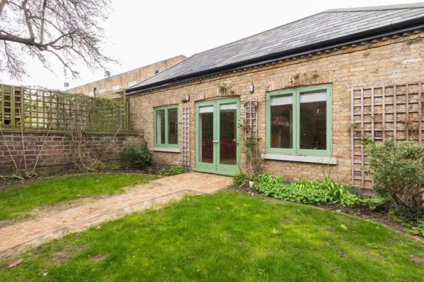Delightful Cottage for 2 set Within Pretty Garden — комфортный отель в Лондоне