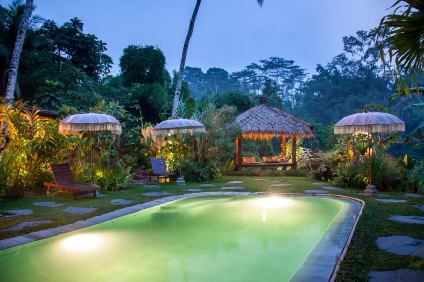 Villa Mahadevi Jungle Retreat Joglo 1 — отель с удобствами в Убуде