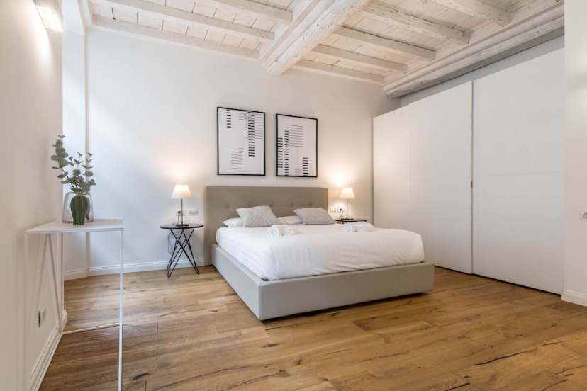 Цены на JOIVY Fulcorina Spiga Modern flat next to the Duomo в Милане