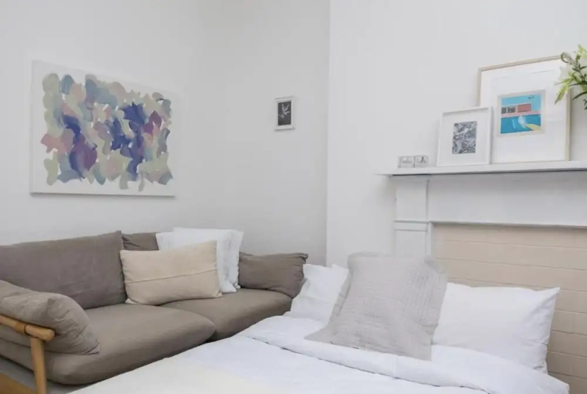 Light Filled Studio With View of Regents Park — забронировать отель в Лондоне