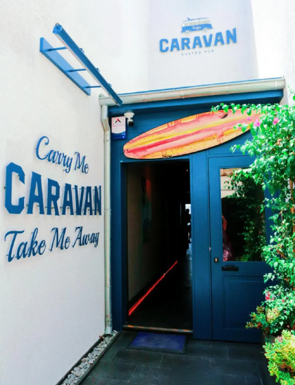 Surfer Caravan Gastro Pub and Suites — забронировать отель в Бодрум