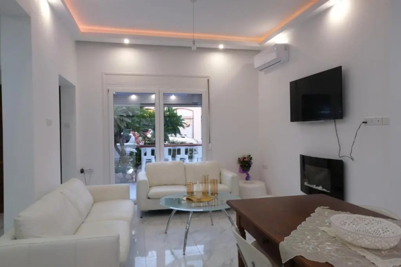 Luxury Fani House Next to Harbor area with Jacuzzi — комфортный отель в Пафос