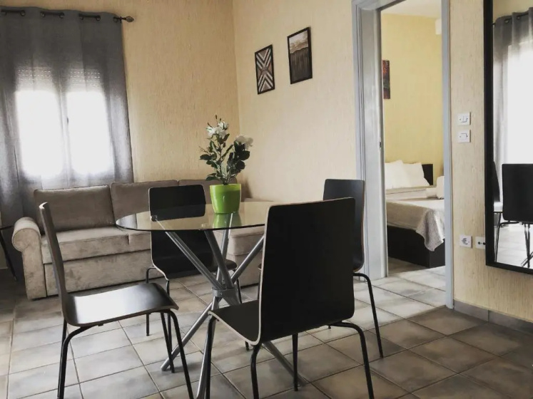 Cozy Apartments Mc Queen — отель с удобным расположением в Афины