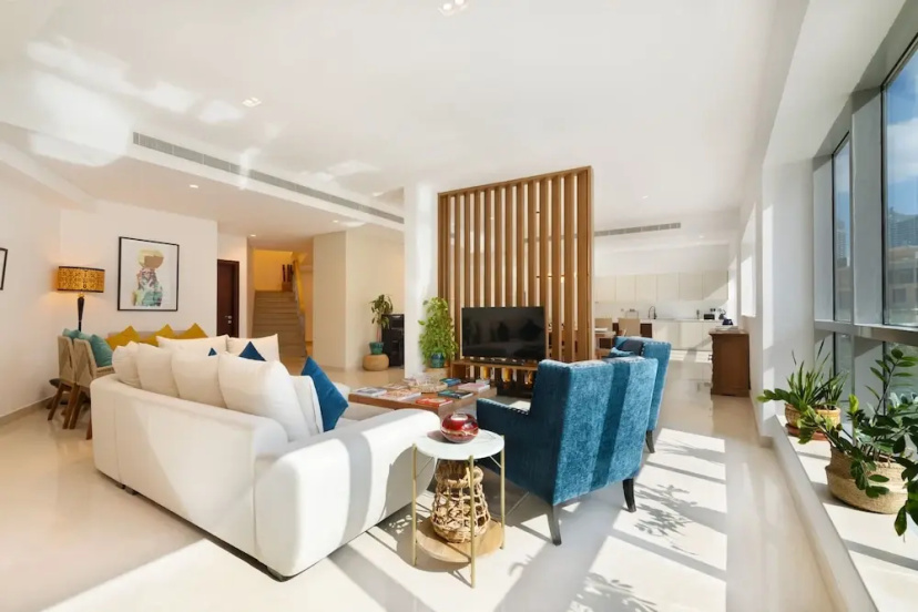 Цены на Maison Privee - Stunning 3-Floor Villa w/ Kids Room and Rooftop Terrace over Dubai Marina в Дубае