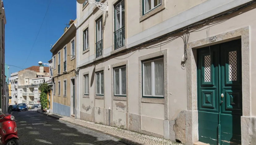 Checkincheckout - Santos Flat With Cozy Yard — отель с удобным расположением в Лиссабоне