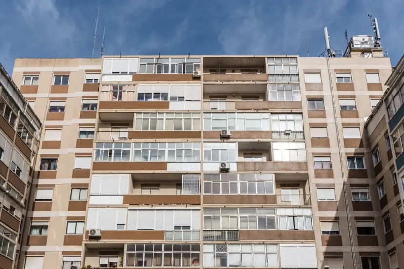 Light-Filled Apt, w/ Free Pick-Up By TimeCooler — отель с удобствами в Лиссабоне