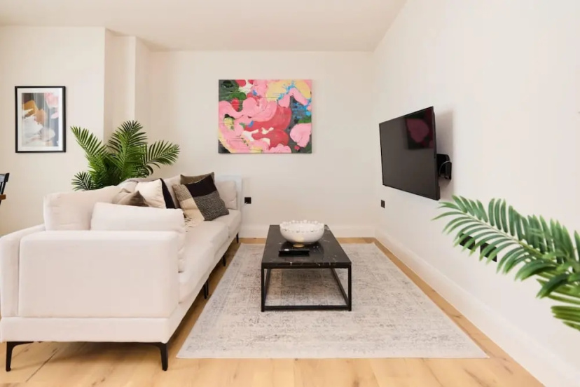 Цены на The Woodford Paradise - Homely 2bdr House With Terrace в Лондоне