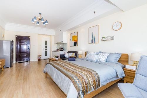 Цены на Qingdao Huangdao·Qingdao Oriental Movie Metropolis Wanda Mall· Locals Apartment 00160510 в Циндао