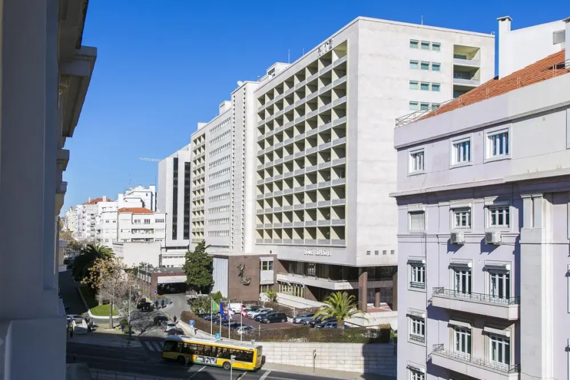 5 Bedroom Apartment near Av Liberdade — отель с удобствами в Лиссабоне