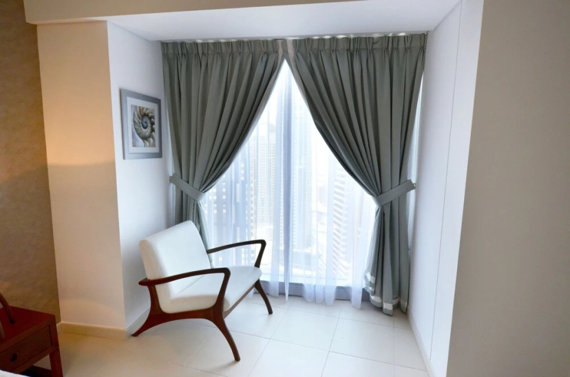 Lavish One Bedroom with Amazing Sun Deck & Pool — отель с удобным расположением в Дубае