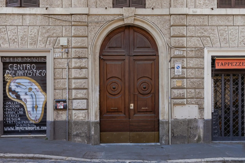 Classic apartment near the Colosseum — отель с удобным расположением в Риме