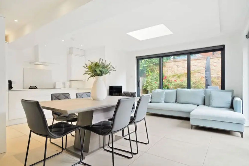 The Wimbledon Hideaway - Glamorous 3bdr House With Garden — забронировать отель в Лондоне